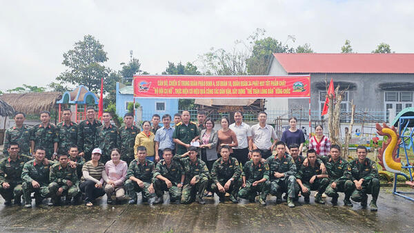 Lãnh đạo UBND xã Ia Chim thăm, động viên, tặng quà cán bộ, chiến sĩ Trung đoàn pháo binh 4 đang làm công tác dân vận tại xã