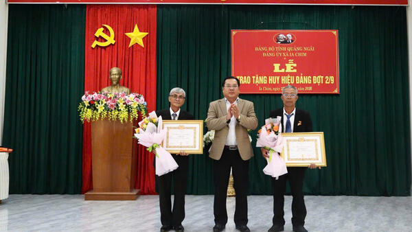 XÃ IA CHIM TỔ CHỨC TRAO TẶNG HUY HIỆU ĐẢNG ĐỢT 02-9-2026