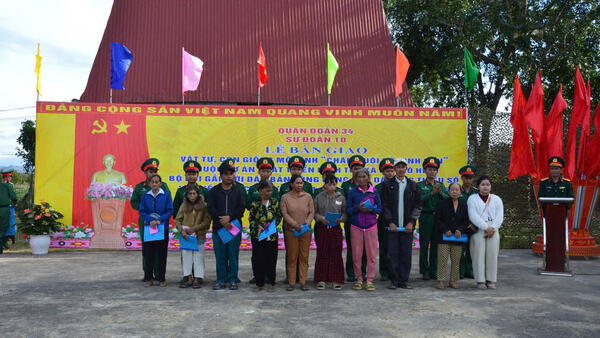 SƯ ĐOÀN 10 TRAO BÒ SINH SẢN HỖ TRỢ ĐỒNG BÀO DTTS XÃ IA CHIM THEO KẾ HOẠCH 2733/KH-SĐ