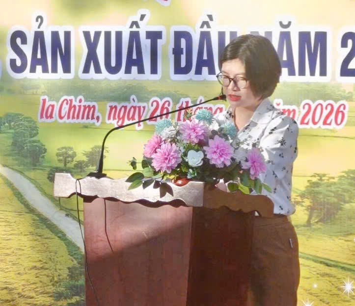 Phó Bí thư Đảng ủy, Chủ tịch UBND xã Đỗ Thị Hồng Hạnh phát biểu tại lễ ra quân