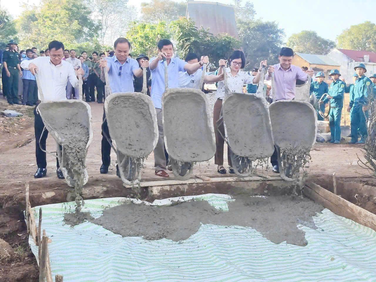 Các đại biểu tham gia thực hiện nghi thức khởi công đường giao thông